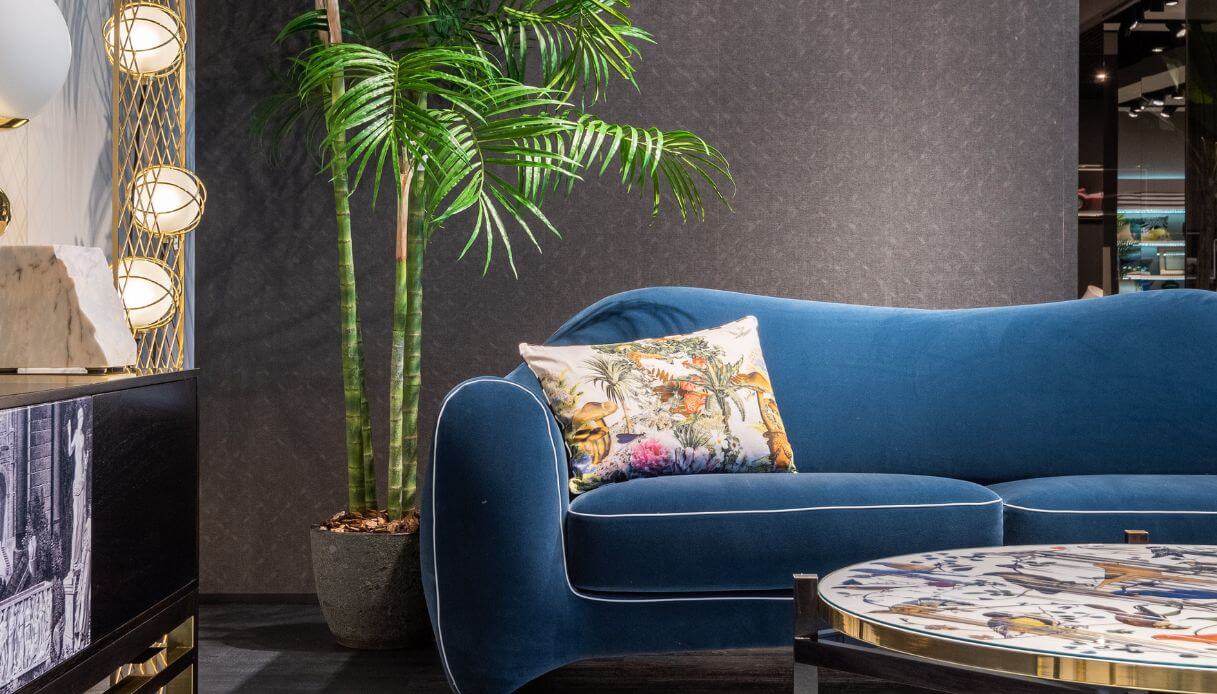 Giallo cuscino decorativo su grigio divano nel soggiorno con